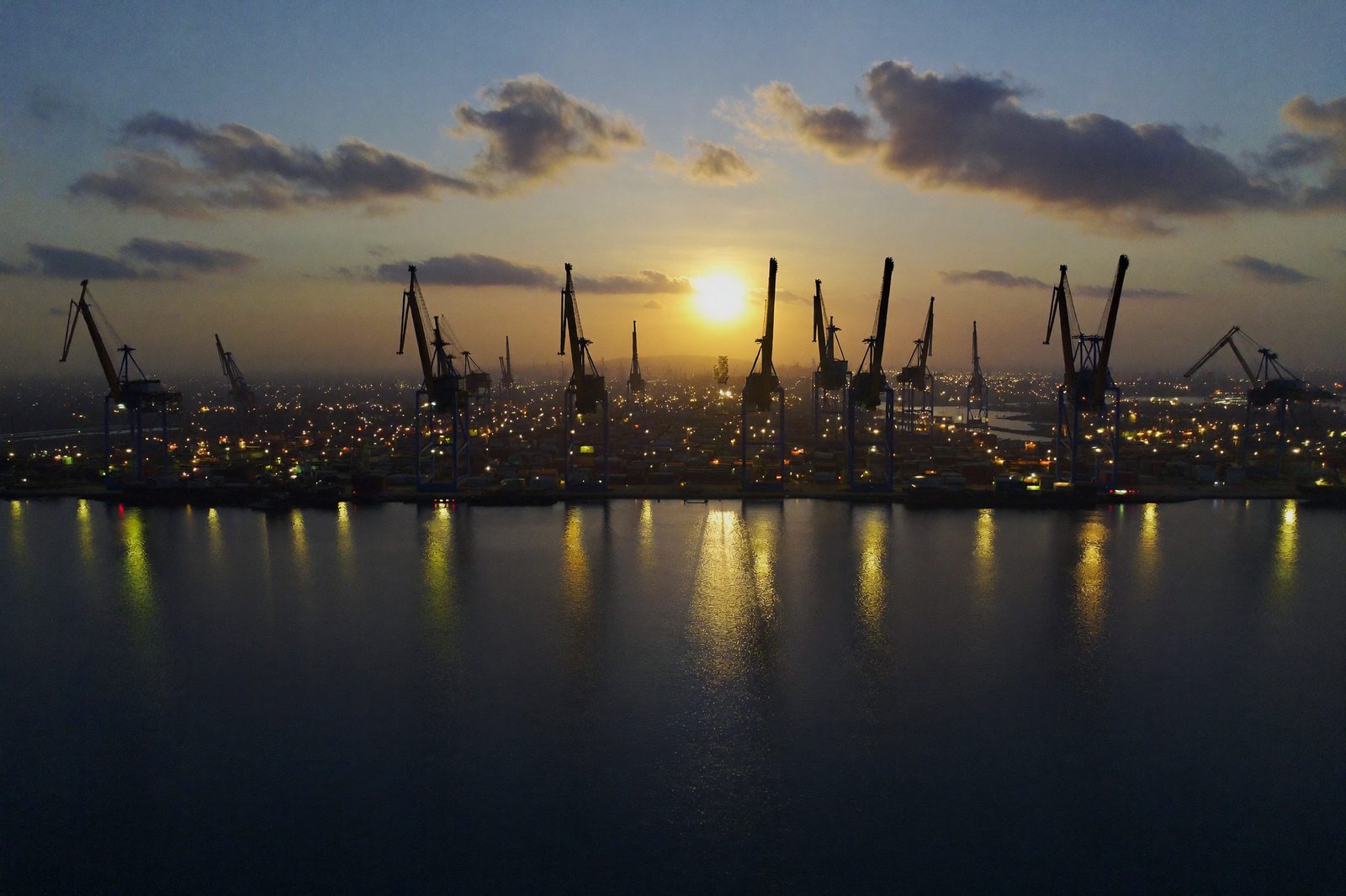 Port à conteneurs au crépuscule